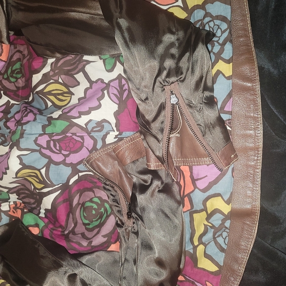 Andrew Marc chocolate brown leather jacket, with silver hardware. Size large - Picture 5 of 8